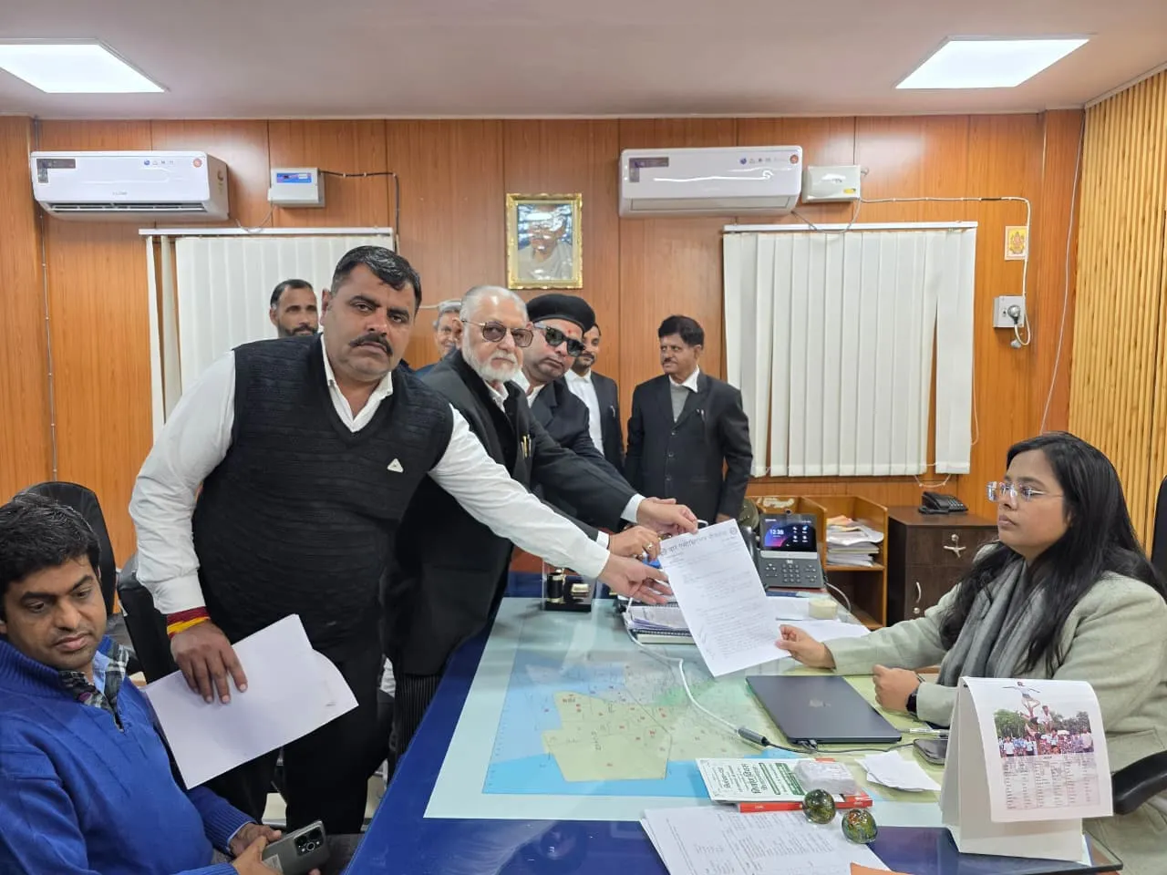 अधिवक्ताओं ने पृथक कॉलोनी की मांग को लेकर सौंपा ज्ञापन