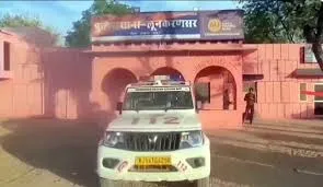 घर की बहु को युवक बहला फुसलाकर ले गया,ससुर आरोपी के घर पहुंचा तो उसके साथ की मारपीट