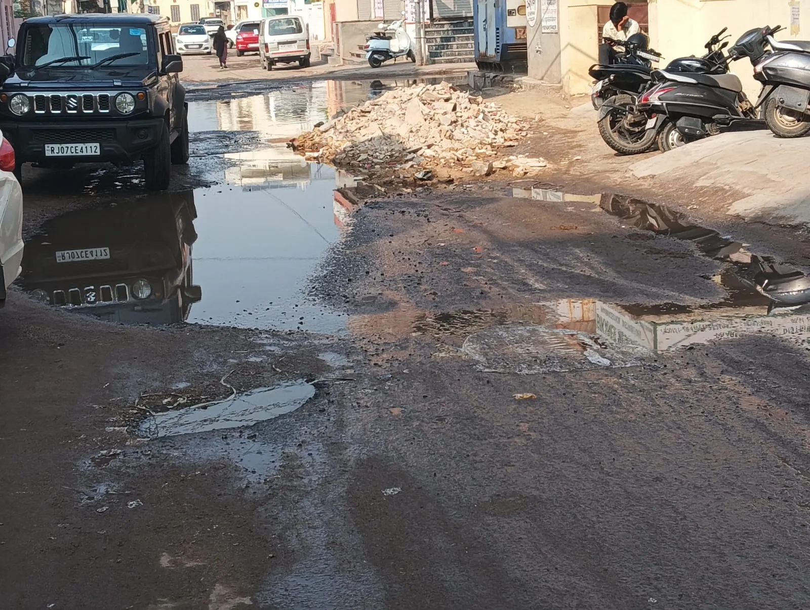 शहर की इस कॉलोनी सीवरेज चॉक, सडक़ों पर पानी का बना तालाब