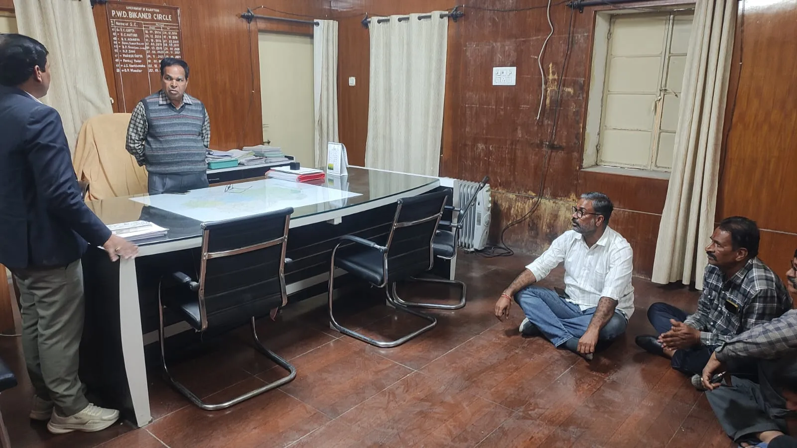 बीकानेर: शहर की खस्ता सड़कों को लेकर धरने पर बैठे मेड़तिया