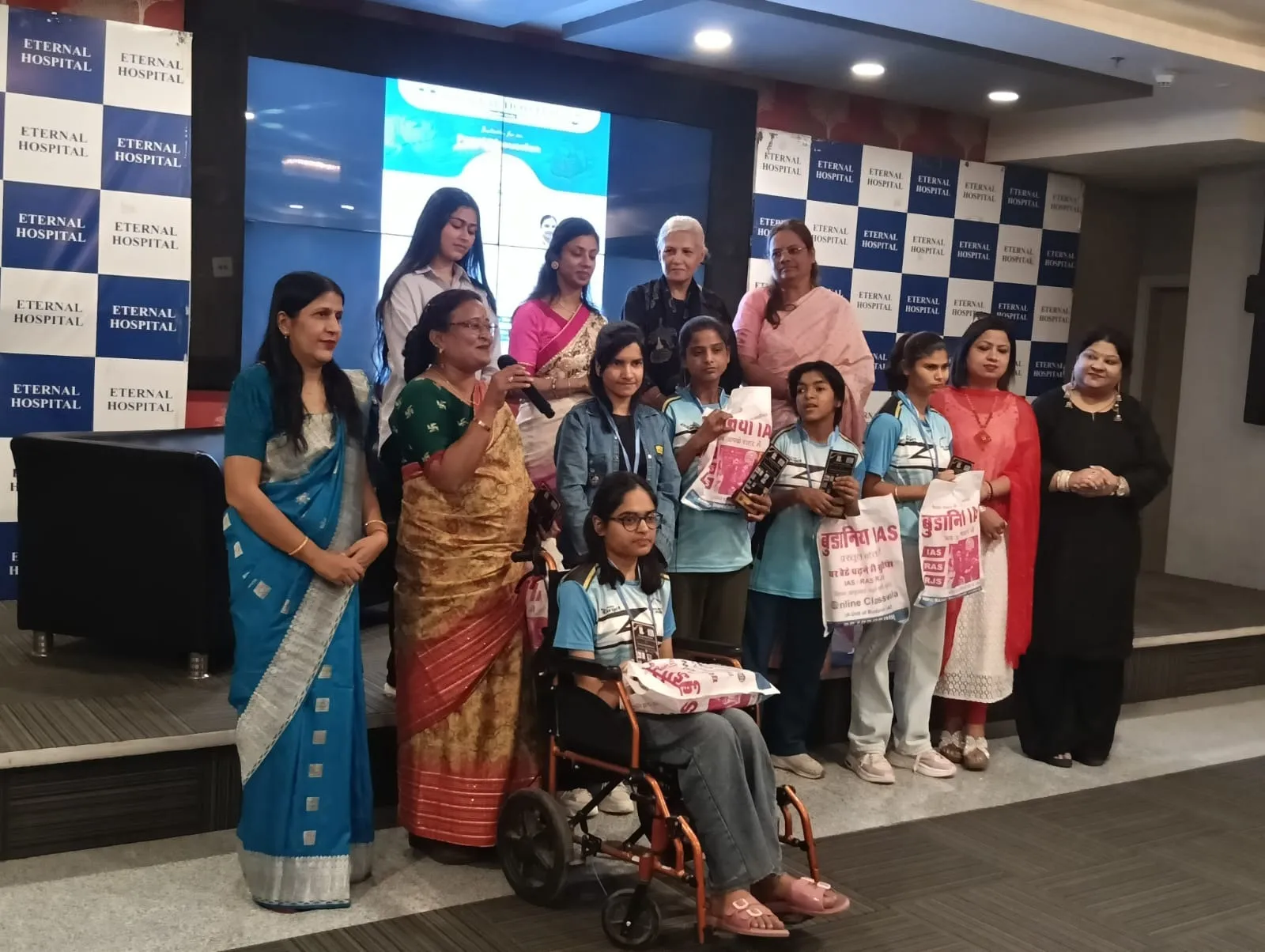 दिव्यांगजन खिलाड़ियों व संस्था अध्यक्ष का हुआ सम्मान