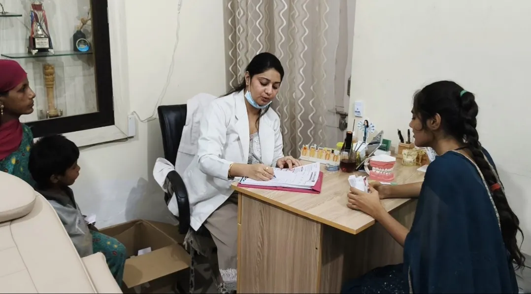 सर्वोदय बस्ती में स्वास्थ्य सेवा की मिसाल: निःशुल्क डेंटल और स्किन कैंप में 150 से अधिक मरीजों को मिला लाभ