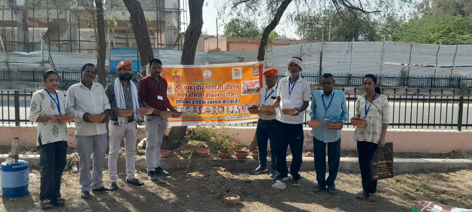 बीकानेर: जन्मदिन पर पक्षियों की सेवा, भीषण गर्मी में लगाए 21 पानी के पालसिये