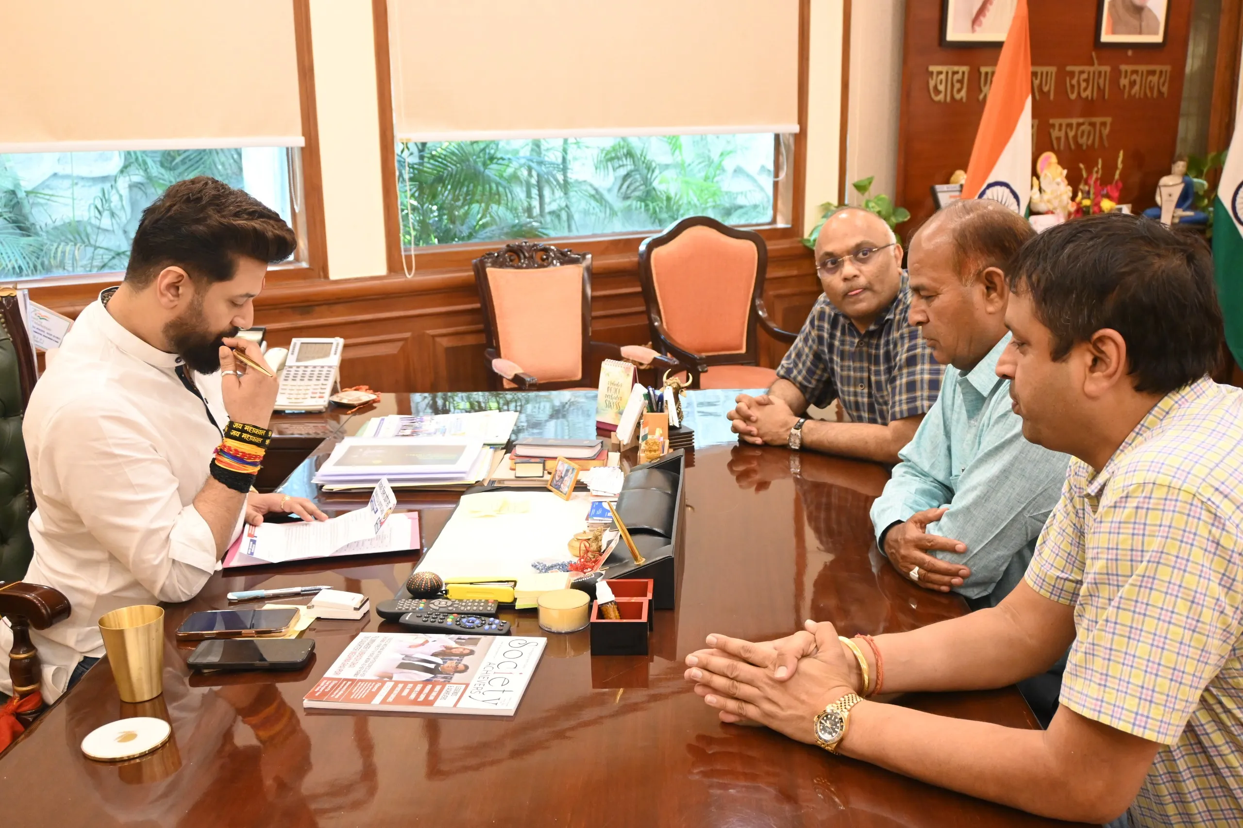 उद्योग मंत्री चिराग पासवान को दिया बीकानेर आने का न्योता, बीकानेर जिला उद्योग संघ के हनुमान झंवर एवं सुनील बलदेवा ने की पासवान से चर्चा