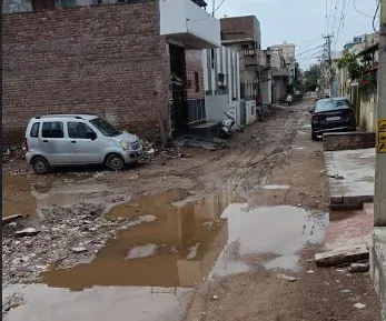 विवेक नगर में सड़क क्षतिग्रस्त  बारिश में भर जाता है पानी जिसकी निकासी की कोई व्यवस्था नहीं