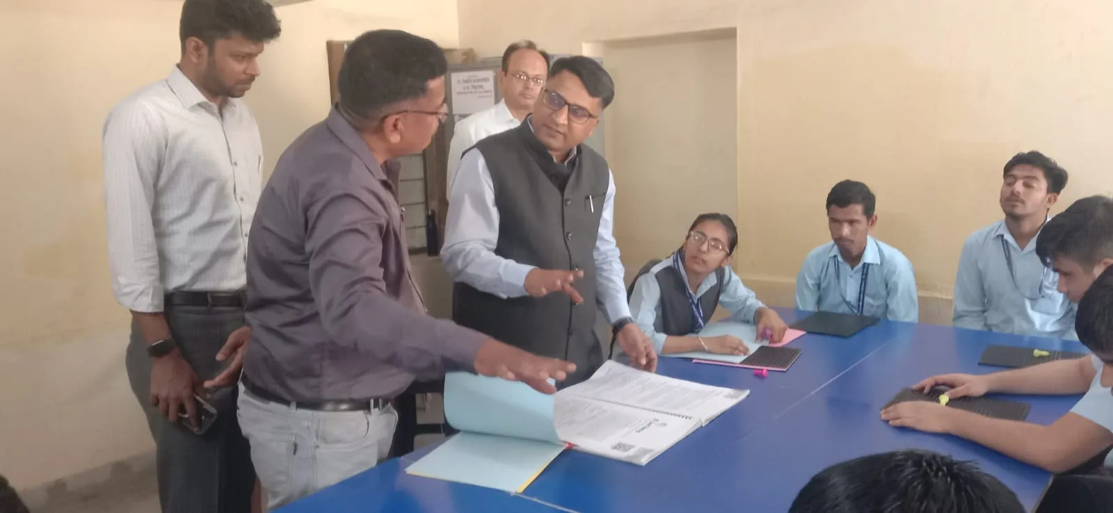 जिला कलेक्टर ने राजकीय नेत्रहीन छात्रावासित विद्यालय का किया औचक निरीक्षण