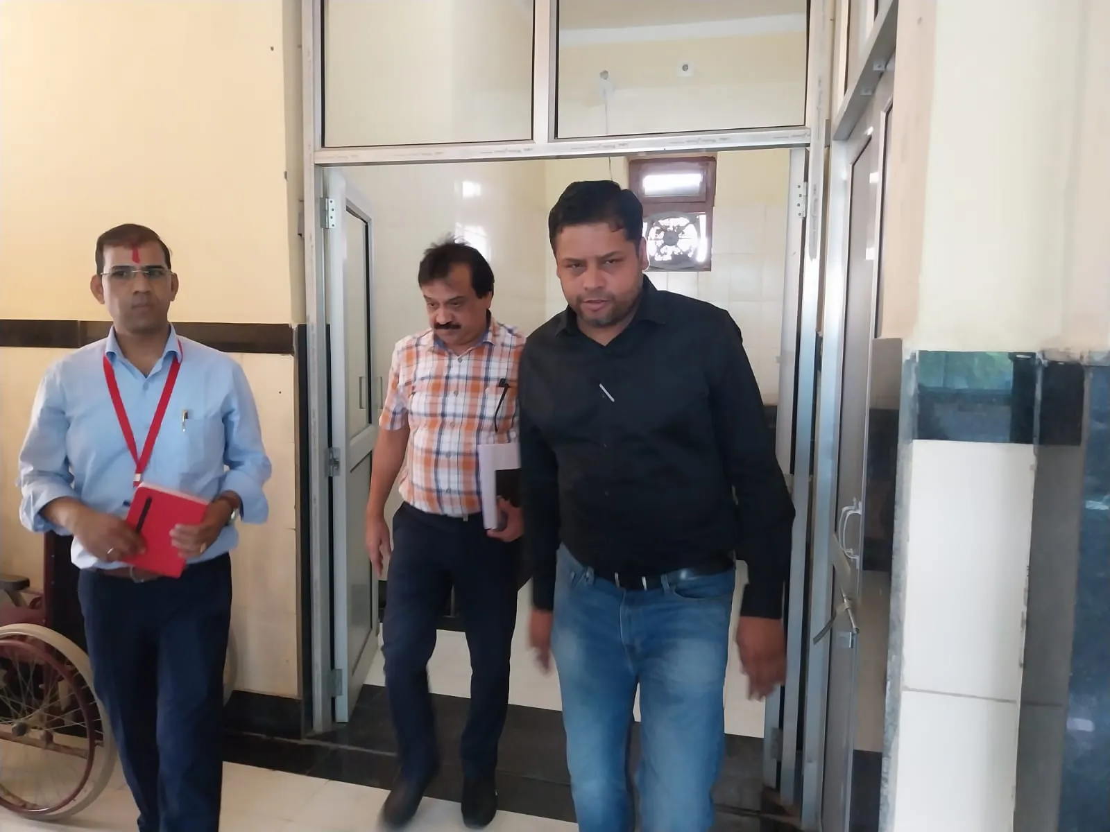 अतिरिक्त निदेशक ने एसडीएम जिला अस्पताल का किया निरीक्षण, व्यवस्थाओं का लिया जायजा