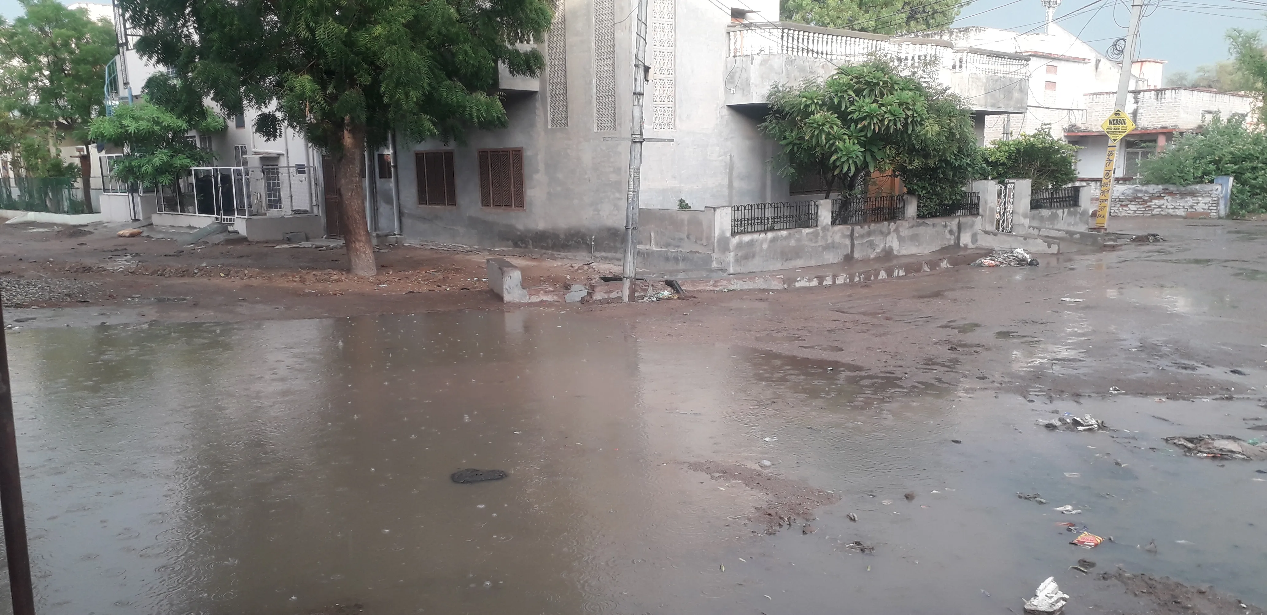 बारिश के समय में सीवरेज ओवरफ्लो के कारण जलभराव