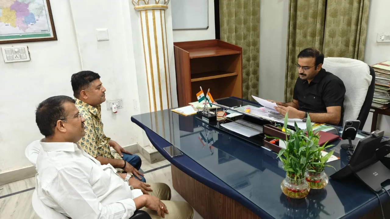 शहरी सेवा शिविर 2026 को और अधिक प्रभावी बनाने तथा पट्टा प्रक्रिया के सरलीकरण के लिए जिला कलक्टर को ज्ञापन