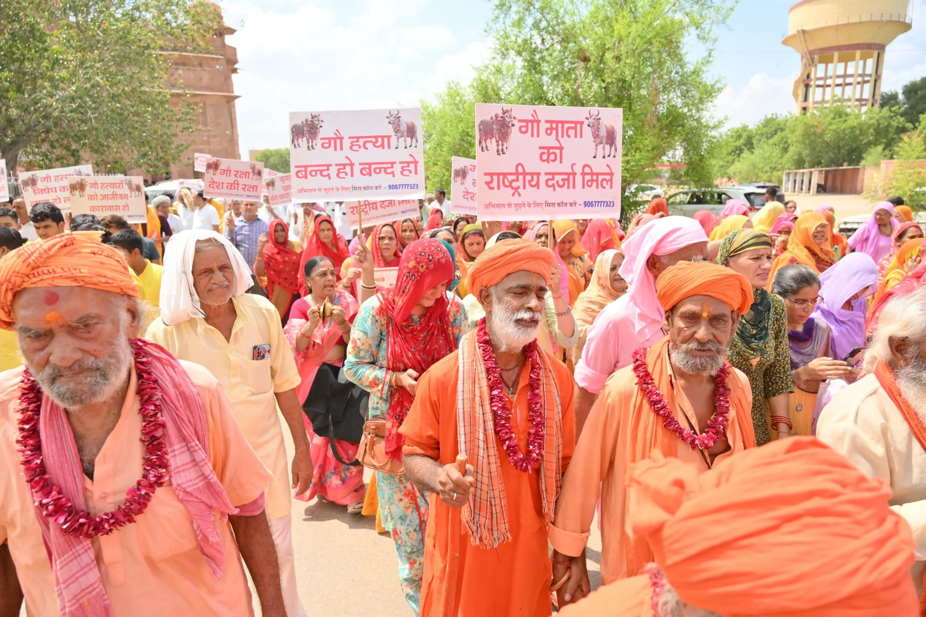 गाय को राष्ट्रमाता का दर्जा देने की मांग पर उमड़ा गौभक्तों का सैलाब, कलक्टर को सौंपे 11 लाख संकल्प पत्र