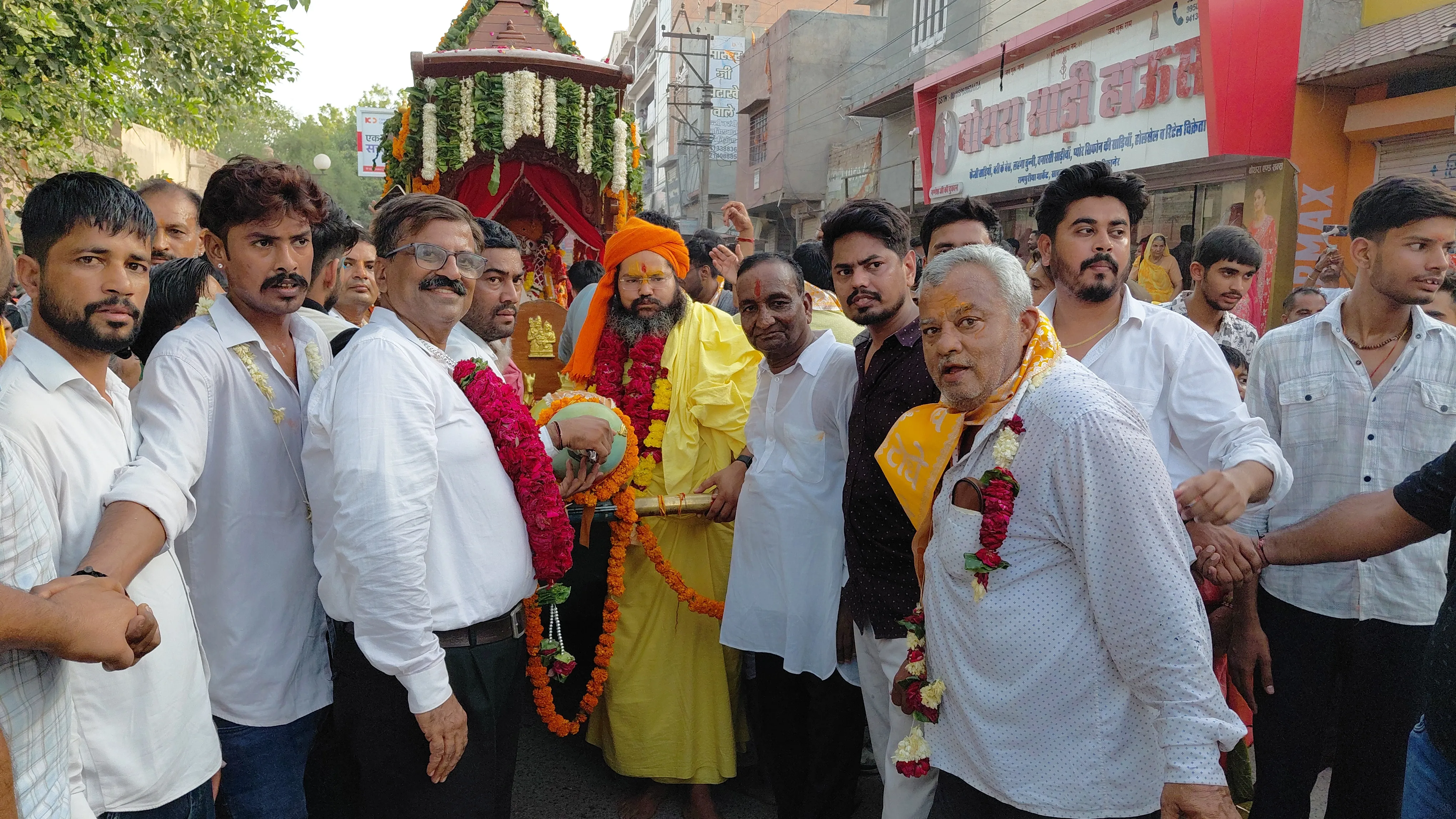 श्रद्धालुओं ने पुष्पवर्षा कर किया स्वागत, जगह-जगह हुई आरती और प्रसाद वितरण