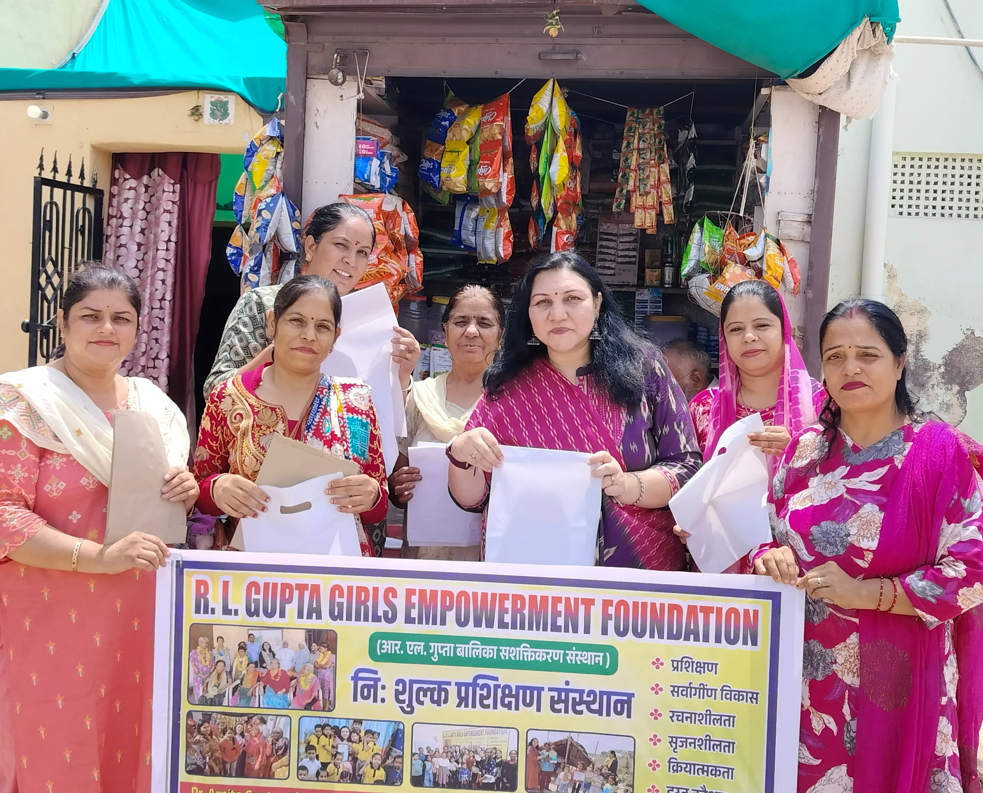 पॉलिथीन मुक्त बीकानेर की अपील, स्वच्छता का दिया संदेश, बांटे कपड़े, कागज़ के बैग|