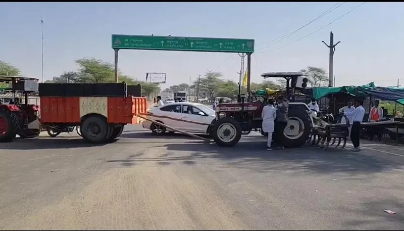 खाजूवाला में सिंचाई पानी को लेकर किसानों का चक्काजाम, बाजार और अनाज मंडी बंद