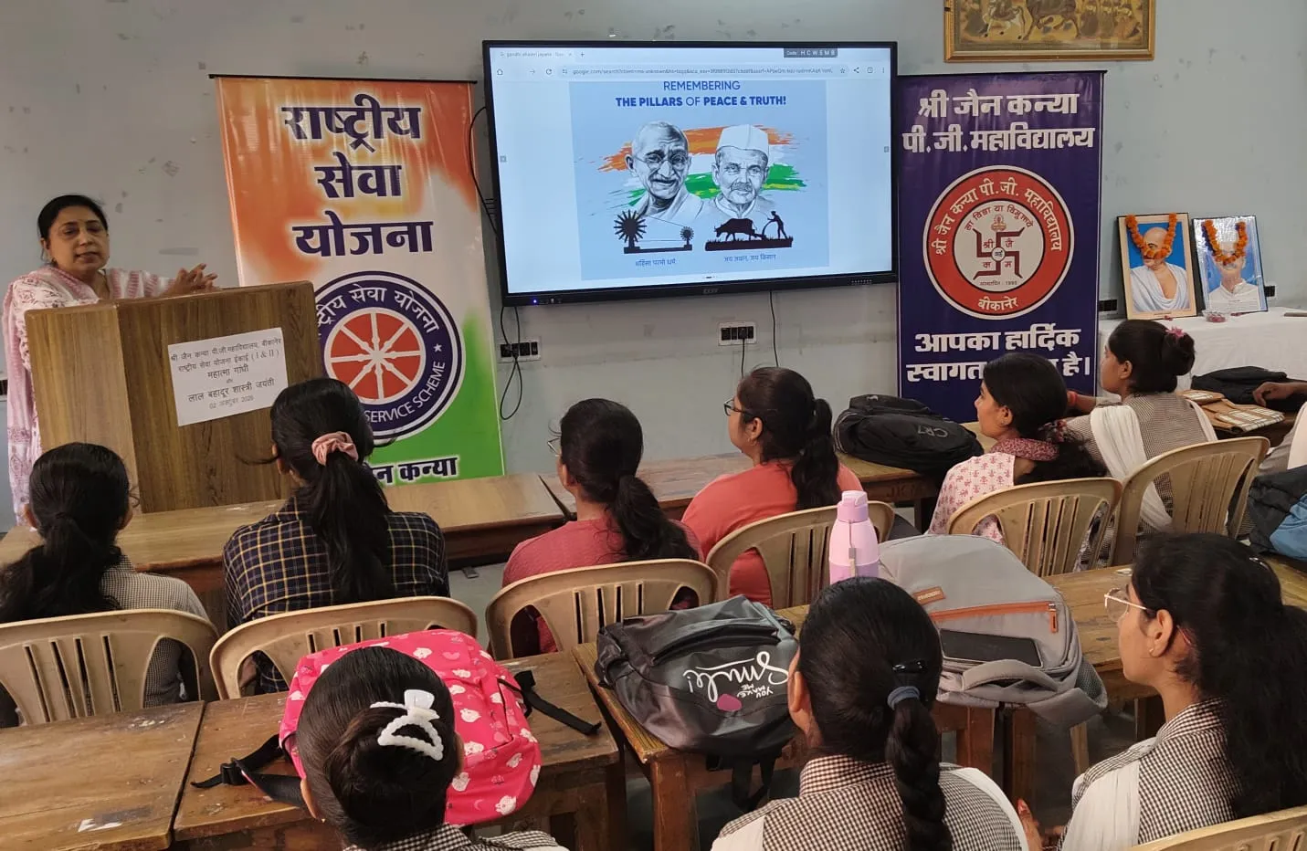 श्री जैन गर्ल्स कॉलेज में रासेयो स्वयंसेविकाओं ने श्रमदान कर गांधीजी शास्त्रीजी को श्रद्धासुमन अर्पित किया।