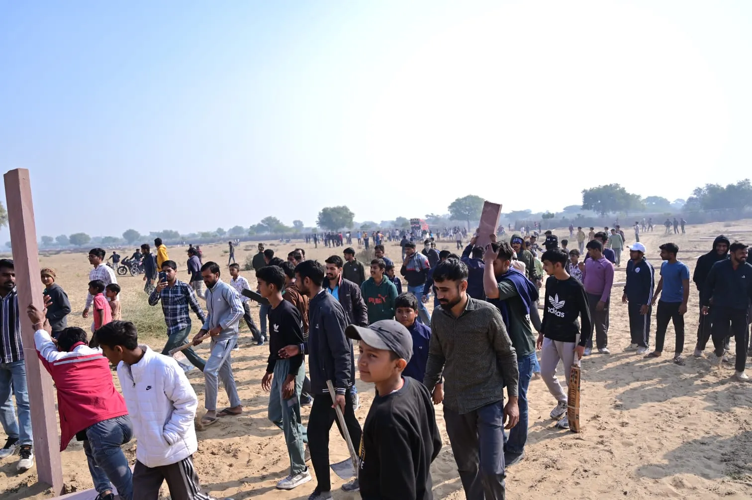 भीनासर गोचर भूमि पर ग्रामीण वासियों ने मिलकर हटाए अवैध कब्जे